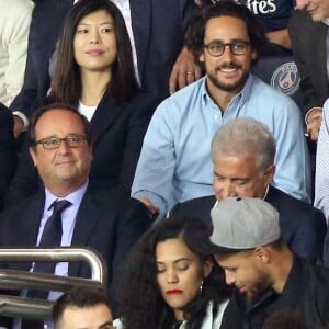 François Hollande, Thomas Hollande et sa compagne Émiile Broussouloux au match de foot PSG - Saint-Etienne au Parc des Princes à Paris le 25 Août 2017.