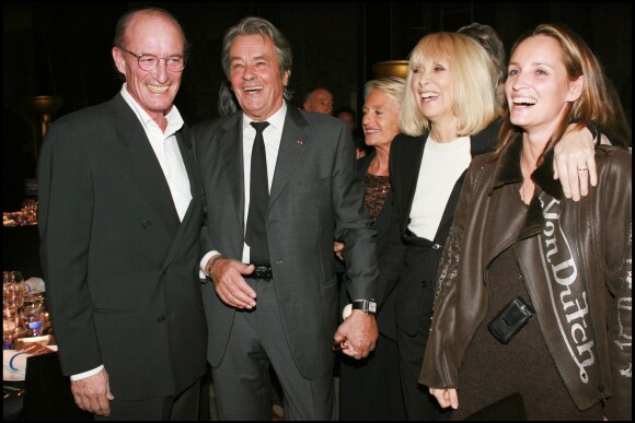 Alain Delon, Mireille Darc et son mari Pascal Desprez avec sa fille Clémentine - 2e gala de l'IFRAD à Paris en 2005