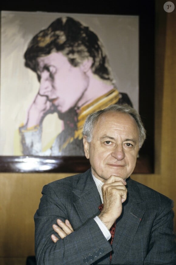 Archives -  En France, Pierre Bergé dans son bureau en septembre 1991.