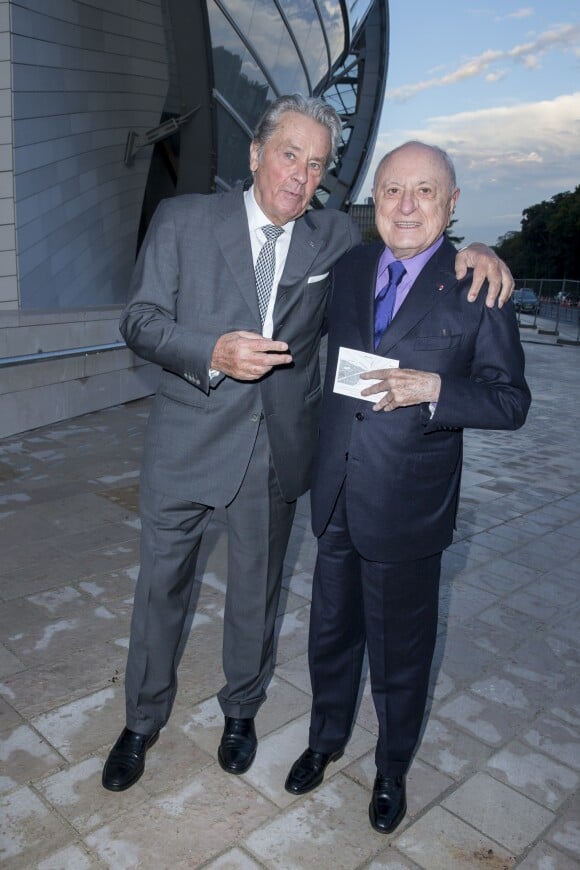 Alain Delon et Pierre Bergé - Inauguration de la Fondation Louis Vuitton à Paris le 20 octobre 2014.
