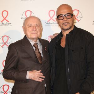 Pierre Bergé et Pascal Obispo lors du photocall du lancement de l'album des 20 ans de Sidaction à l'Elysée Biarritz, à Paris le 22 octobre 2014.