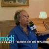 Gonzague Saint Bris dans l'émission Midi en France dédiée à Cabourg (ici dans la chambre de Marcel Proust au Grand Hôtel), enregistrée le 5 juillet 2017, un mois avant sa mort dans un accident de voiture, et diffusée sur France 3 le 8 septembre 2017.