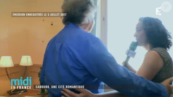 Gonzague Saint Bris dans l'émission Midi en France dédiée à Cabourg (ici dans la chambre de Marcel Proust au Grand Hôtel), enregistrée le 5 juillet 2017, un mois avant sa mort dans un accident de voiture, et diffusée sur France 3 le 8 septembre 2017.