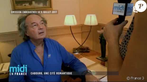 Gonzague Saint Bris dans la chambre de Marcel Proust au  Grand Hôtel  de Cabourg pour l&#039;émission  Midi en France , enregistrée le 5 juillet 2017, un mois avant sa mort dans un accident de voiture, et diffusée sur France 3 le 8 septembre 2017.