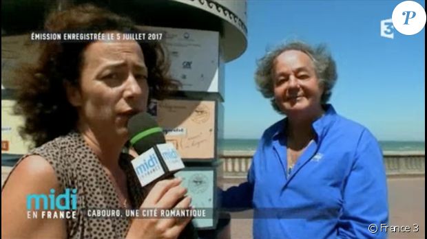 Gonzague Saint Bris sur la promenade Marcel Proust à Cabourg pour l&#039;émission  Midi en France , enregistrée le 5 juillet 2017, un mois avant sa mort dans un accident de voiture, et diffusée sur France 3 le 8 septembre 2017.
