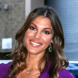 Iris Mittenaere, Miss France et Miss Univers 2016 porte une robe violette très classe dans les rues de Brooklyn, le 17 août 2017