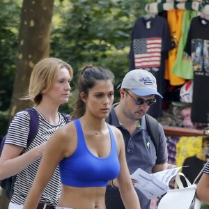 Exclusif - Iris Mittenaere, Miss France et Miss Univers 2016, en pleine interview pour une télévision française à Central Park à New York, le 31 août 2017