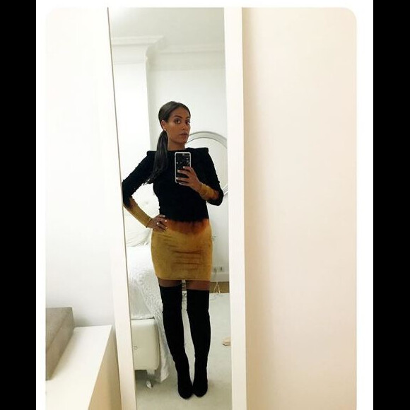 Amel Bent, enceinte de son deuxième enfant, pose en cuissardes sur Instagram le 9 septembre 2017.