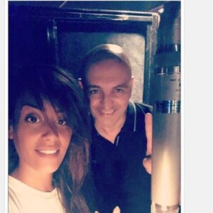 Amel Bent, enceinte de son deuxième enfant, pose en studio sur Instagram, septembre 2017.