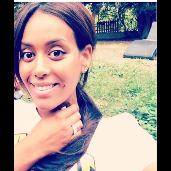 Amel Bent, enceinte de son deuxième enfant, à l'occasion d'un déjeuner en famille, septembre 2017.