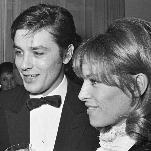 Alain Delon et Nathalie à la 22e édition des Nuits du Cinéma au théâtre Marigny à Paris en novembre 1967