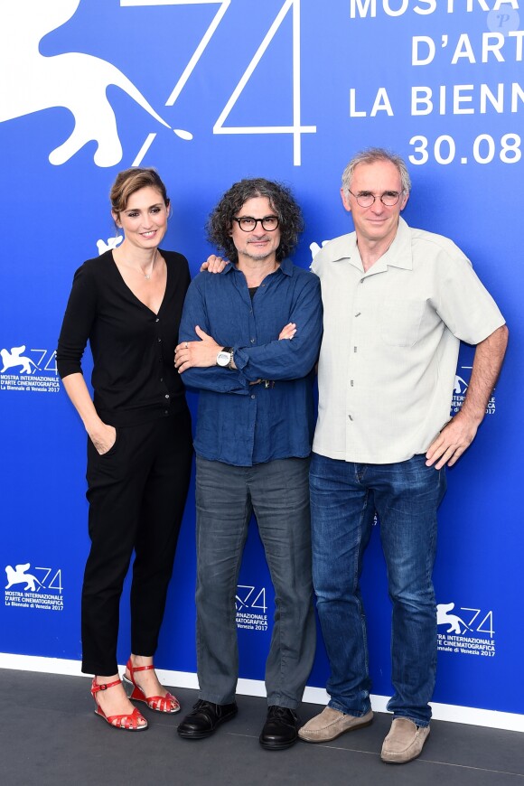 Julie Gayet, Ziad Doueiri et le producteur Jean Brehat lors du photocall du film "The Insult" lors du 74ème Festival International du Film de Venise, la Mostra le 31 août 2017.