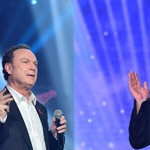 Exclusif - Julien Lepers et Herbert Léonard - Enregistrement de l'émission "La Télé Chante Pour le Sidaction" aux théâtre des Folies Bergère à Paris. Mars 2015.