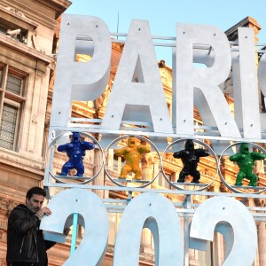 Exclusif - Richard Orlinski avec ses King Kong aux couleurs des Jeux Olympique - Concert "Paris, À nous les Jeux!" pour fêter l'attribution des Jeux Olympiques et Paralympiques d'été 2024 sur la place de l'hôtel de ville de Paris, France, le 15 septembre 2017. © Veeren/Bestimage