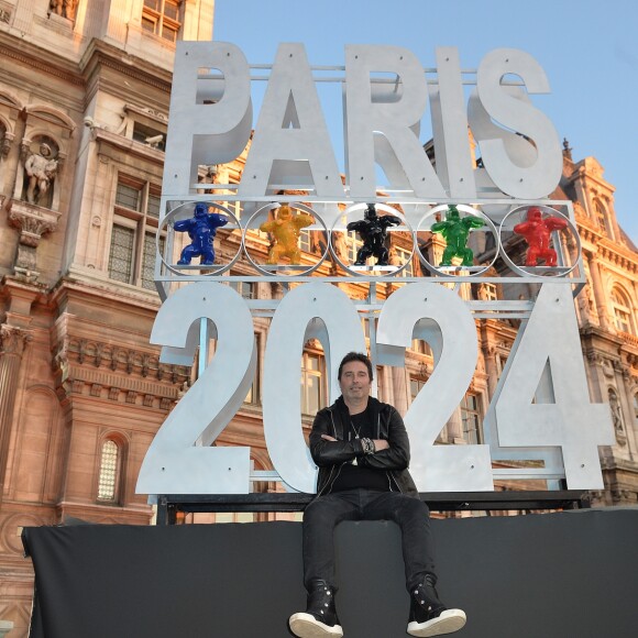 Exclusif - Richard Orlinski avec ses King Kong aux couleurs des Jeux Olympique - Concert "Paris, À nous les Jeux!" pour fêter l'attribution des Jeux Olympiques et Paralympiques d'été 2024 sur la place de l'hôtel de ville de Paris, France, le 15 septembre 2017. © Veeren/Bestimage