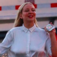 Sia : Radieuse à visage découvert pour faire la fête avec Kate Hudson rasée