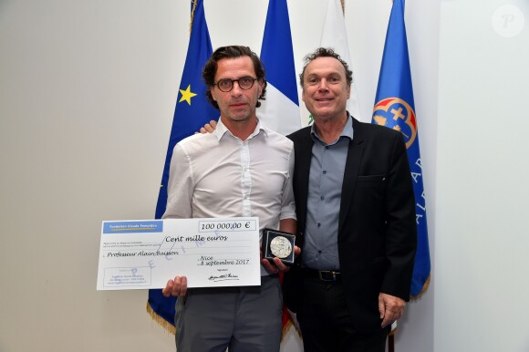 Exclusif - Le professeur Buisson, à gauche, et Julien Lepers, le célèbre animateur de télé qui sera de retour sur le petit écran en octobre, lors de la remise du Prix Claude Pompidou pour la recherche sur la maladie d'Alzheimer à l'institut Claude Pompidou à Nice le 8 septembre 2017. Ce prix est un chèque d'un montant de 100 000 Euros. Cette année, le professeur Buisson a été récompensé pour ses travaux. © Bruno Bebert / LMS / Bestimage