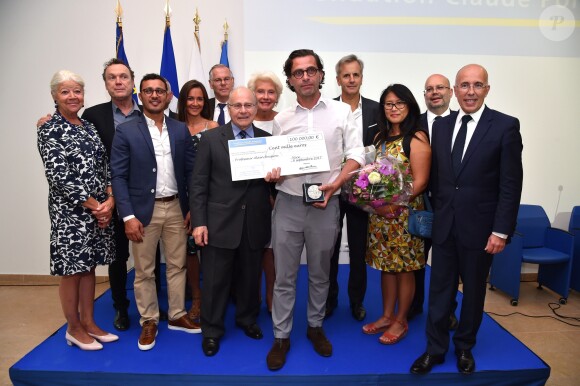 Exclusif - De gauche à droite, Nicole Pompidou, Julien Lepers, le célèbre animateur de télé qui sera de retour sur les petits écran en octobre, Brahim Asloum, le parrain de la Fondation, et Emmanuelle Boidron, l'ambassadrice de la Fondation, Richard Huttin, le directeur général de la Fondation Claude Pompidou, Alain Pompidou, Monique Raymond, le professeur Buisson, Bernard de la Villadière, l'ambassadeur de la Fondation, l'épouse du Prodesseur Buison, Eric Pradal, le 1er adjoint au maire de la ville de Nice, et Eric Ciotti, le député et conseiller départemental des Alpes Maritimes, lors de la remise du Prix Claude Pompidou pour la recherche sur la maladie d'Alzheimer à l'institut Claude Pompidou à Nice le 8 septembre 2017. Ce prix est un chèque d'un montant de 100 000 Euros. Cette année, le professeur Buisson a été récompensé pour ses travaux. © Bruno Bebert / LMS / Bestimage