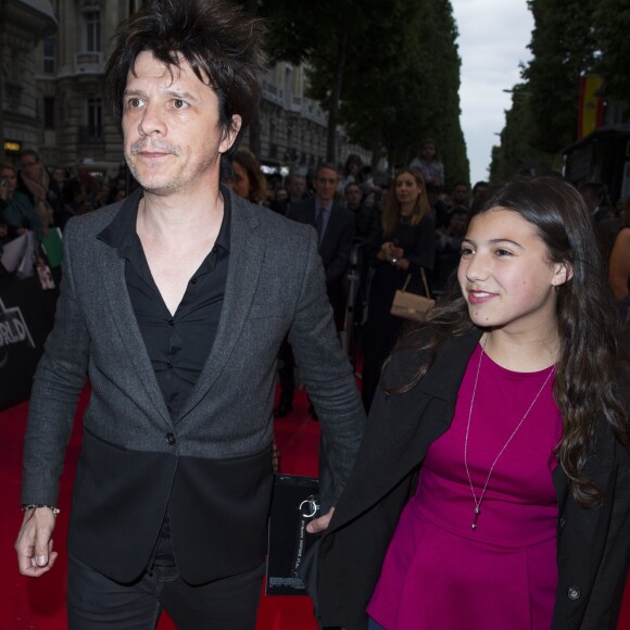 Nicola Sirkis et sa fille Théa - Première du film "Jurassic World" à l'UGC Normandie à Paris le 29 mai 2015.