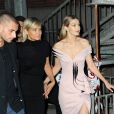 Yolanda Foster et sa fille Gigi Hadid à la sortie du défilé Versace à la Triennale de Milan lors de la Fashion Week de Milan le 22 septembre 2017. Donatella Versace y a rendu un hommage puissant et inspiré à son défunt frère Gianni.