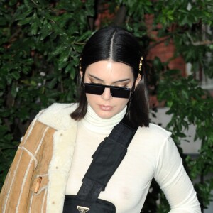 Kendall Jenner à la sortie du défilé Versace à la Triennale de Milan lors de la Fashion Week de Milan le 22 septembre 2017. Donatella Versace y a rendu un hommage puissant et inspiré à son défunt frère Gianni.