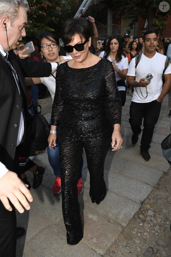 Kris Jenner au défilé Versace à la Triennale de Milan lors de la Fashion Week de Milan le 22 septembre 2017. Donatella Versace y a rendu un hommage puissant et inspiré à son défunt frère Gianni.