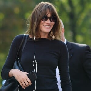 Carla Bruni-Sarkozy arrivant au défilé Versace à la Triennale de Milan lors de la Fashion Week de Milan le 22 septembre 2017. Donatella Versace y a rendu un hommage puissant et inspiré à son défunt frère Gianni.