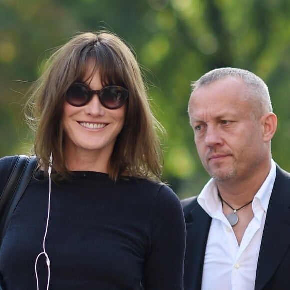 Carla Bruni-Sarkozy arrivant au défilé Versace à la Triennale de Milan lors de la Fashion Week de Milan le 22 septembre 2017. Donatella Versace y a rendu un hommage puissant et inspiré à son défunt frère Gianni.