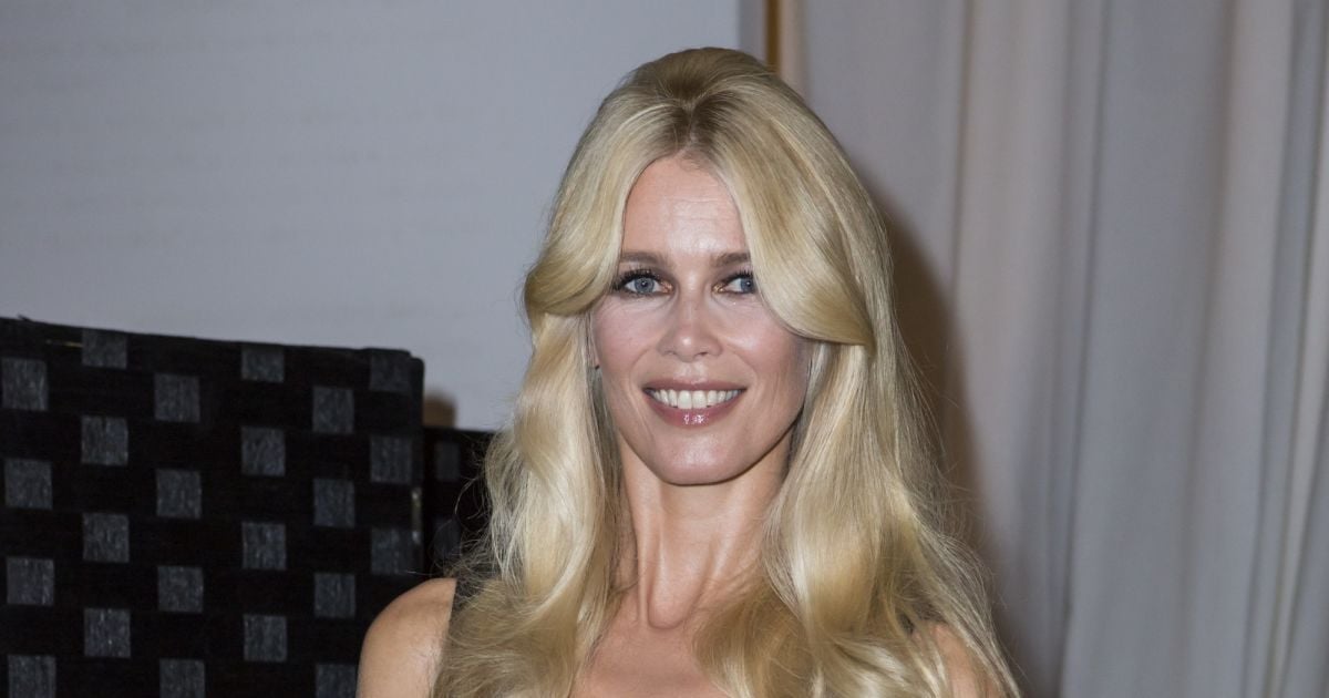 Claudia Schiffer en robe dorée au défilé Versace à la Triennale de Milan lors de la Fashion Week