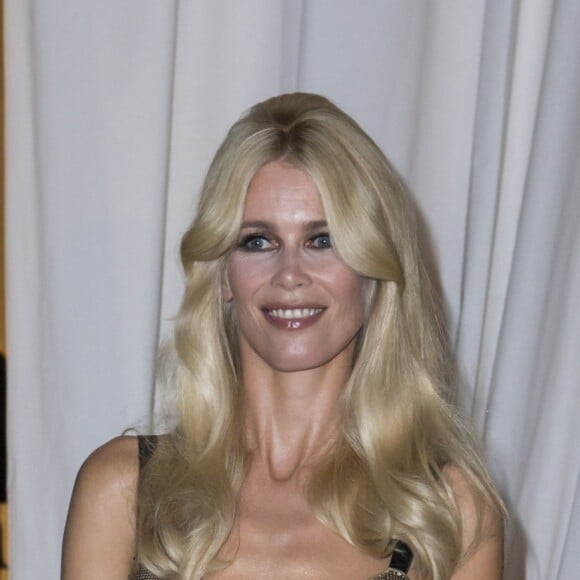 Claudia Schiffer en robe dorée au défilé Versace à la Triennale de Milan lors de la Fashion Week de Milan le 22 septembre 2017. Donatella Versace y a rendu un hommage puissant et inspiré à son défunt frère Gianni.