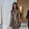 Naomi Campbell en robe dorée au défilé Versace à la Triennale de Milan lors de la Fashion Week de Milan le 22 septembre 2017. Donatella Versace y a rendu un hommage puissant et inspiré à son défunt frère Gianni.