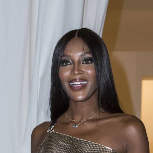 Naomi Campbell en robe dorée au défilé Versace à la Triennale de Milan lors de la Fashion Week de Milan le 22 septembre 2017. Donatella Versace y a rendu un hommage puissant et inspiré à son défunt frère Gianni.