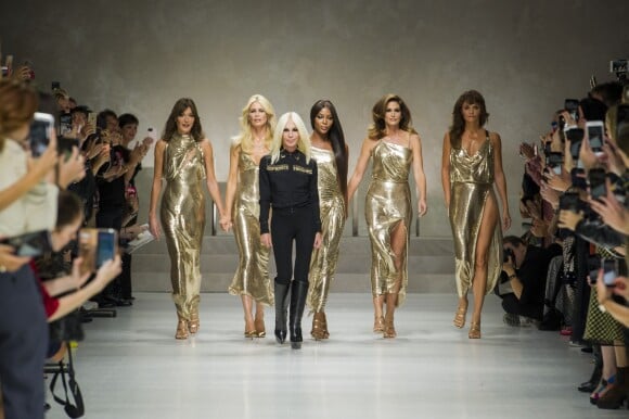 Donatella Versace a ponctué le défilé Versace printemps-été 2018 dédié à la mémoire de son frère Gianni avec à ses côtés Carla Bruni-Sarkozy, Claudia Schiffer, Naomi Campbell, Cindy Crawford et Helena Christensen, le 22 septembre 2017 à la Fashion Week de Milan. Instagram Donatella Versace.