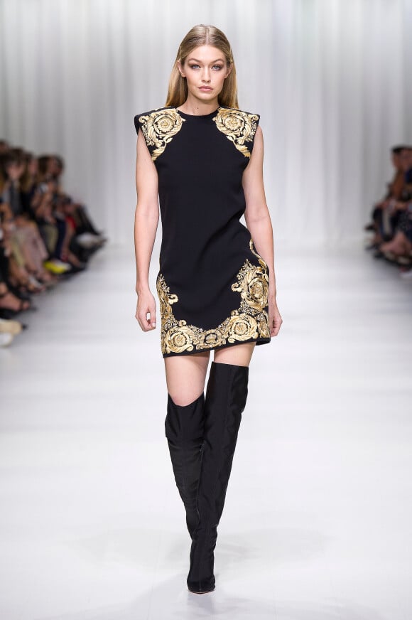 Gigi Hadid - Défilé de mode printemps-été 2018 "Versace" lors de la fashion week de Milan. Le 22 septembre 2017  Women Fashion Show SS 2018 Versace catwalk Milan - Italy 22 september 201722/09/2017 - Milan