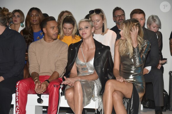 La princesse Charlene de Monaco, au coté de Lewis Hamilton, a assisté le 22 septembre 2017 au défilé de la collection printemps-été 2018 de Versace lors de la Fashion Week à Milan. Une présentation dédiée à la mémoire de Gianni Versace et marquée par la participation de Carla Bruni, Claudia Schiffer, Naomi Campbell, Cindy Crawford et Helena Christensen.