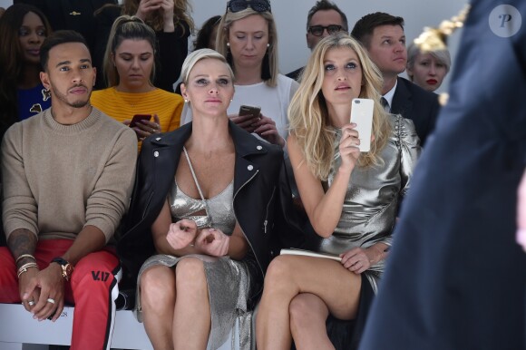 La princesse Charlene de Monaco, au coté de Lewis Hamilton, a assisté le 22 septembre 2017 au défilé de la collection printemps-été 2018 de Versace lors de la Fashion Week à Milan. Une présentation dédiée à la mémoire de Gianni Versace et marquée par la participation de Carla Bruni, Claudia Schiffer, Naomi Campbell, Cindy Crawford et Helena Christensen.