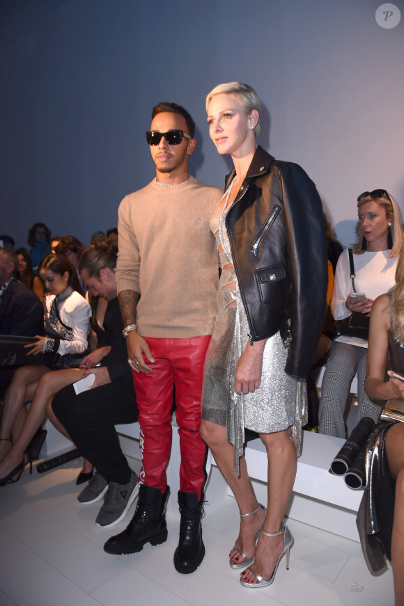 La princesse Charlene de Monaco, au coté de Lewis Hamilton, a assisté le 22 septembre 2017 au défilé de la collection printemps-été 2018 de Versace lors de la Fashion Week à Milan. Une présentation dédiée à la mémoire de Gianni Versace et marquée par la participation de Carla Bruni, Claudia Schiffer, Naomi Campbell, Cindy Crawford et Helena Christensen.