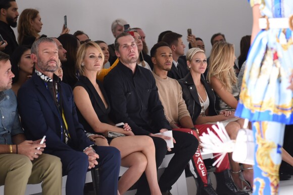 La princesse Charlene de Monaco a assisté le 22 septembre 2017 au défilé de la collection printemps-été 2018 de Versace lors de la Fashion Week à Milan. Une présentation dédiée à la mémoire de Gianni Versace et marquée par la participation de Carla Bruni, Claudia Schiffer, Naomi Campbell, Cindy Crawford et Helena Christensen.