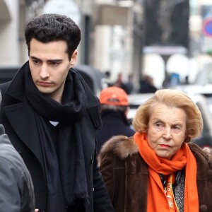 Liliane Bettencourt et son petit fils Jean-Victor Meyers quittent le restaurant du Bristol à Paris le 21 février 2013.