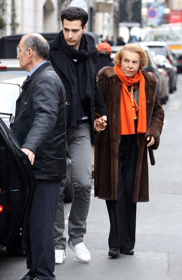 Liliane Bettencourt et son petit fils Jean-Victor Meyers quittent le restaurant du Bristol à Paris le 21 février 2013.