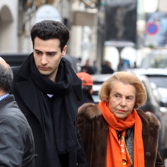 Liliane Bettencourt et son petit fils Jean-Victor Meyers quittent le restaurant du Bristol à Paris le 21 février 2013.