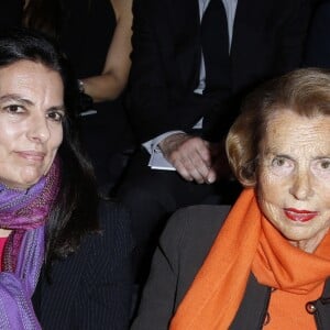 Liliane Bettencourt et sa fille Françoise Bettencourt-Meyers lors du défilé Armani à Paris le 22 janvier 2013.