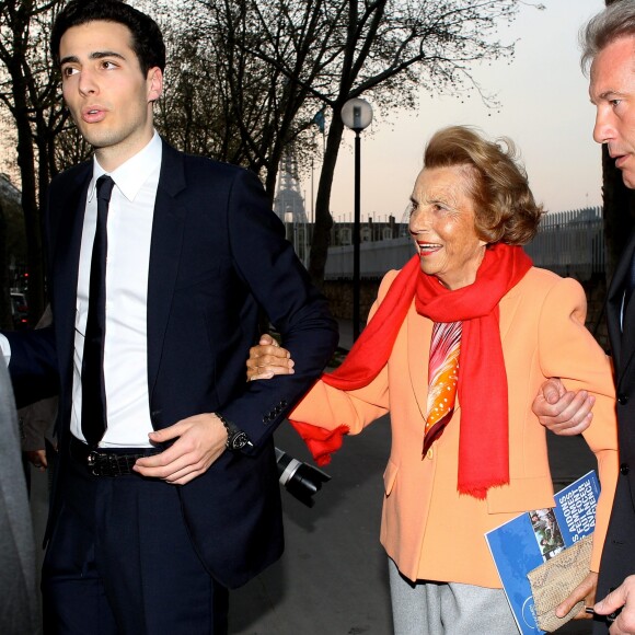 Liliane Bettencourt avec son petit-fils Jean-Victor Meyers à Paris le 29 mars 2012 lors de la cérémonie de remise des L'Oréal-UNESCO For Women in Science Awards.