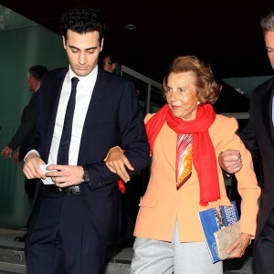 Liliane Bettencourt avec son petit-fils Jean-Victor Meyers à Paris le 29 mars 2012 lors de la cérémonie de remise des L'Oréal-UNESCO For Women in Science Awards.