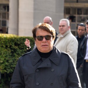 Bernard Tapie - Sorties de obsèques de Jean-Noël Tassez, le compagnon de Charlotte Rampling, au crématorium du cimetière du Père-Lachaise à Paris, le 9 octobre 2015.