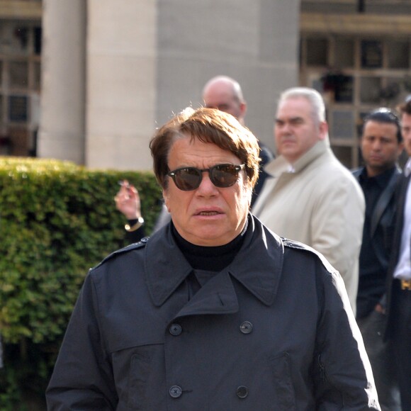 Bernard Tapie - Sorties de obsèques de Jean-Noël Tassez, le compagnon de Charlotte Rampling, au crématorium du cimetière du Père-Lachaise à Paris, le 9 octobre 2015.