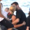 Scott Disick et Sofia Richie se câlinent et s'embrassent sur un bateau lors d’une balade entre amis à Miami le 23 septembre 2017