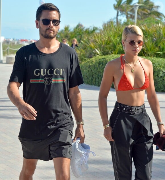 Scott Disick et Sofia Richie arrivent à la plage à Miami le 23 septembre 2017.