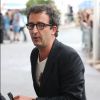 Cyrille Eldin (Eldin Reporter) devant son hôtel avec des fans à Cannes lors du 69e Festival International du Film de Cannes le 14 mai 2016