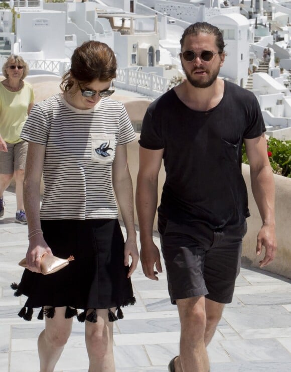 Exclusif - Kit Harington passe des vacances romantiques avec sa compagne Rose Leslie à Santorin en Grèce, le 6 mai 2017